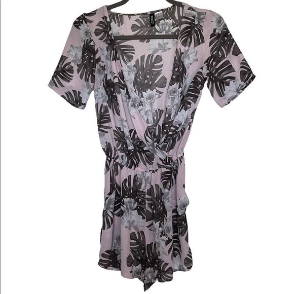 Divided H & M short all, light weight, floral, size 2 - Picture 1 of 10